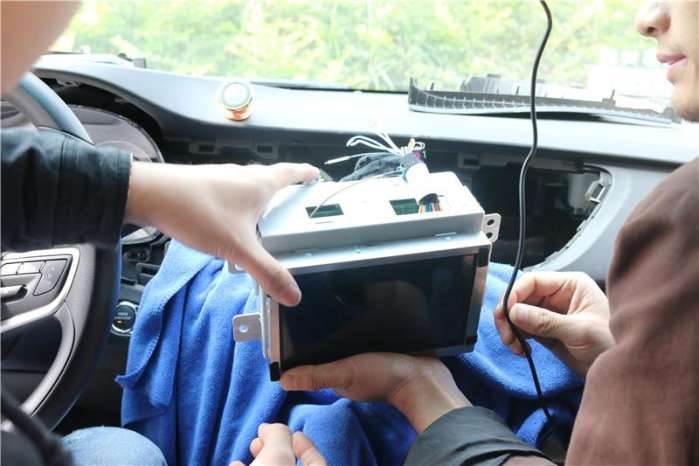 英朗装畅影CE导航模块加倒车后视，科技无处不在