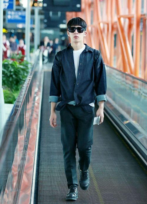 井柏然随性自然,井柏然帅气走步