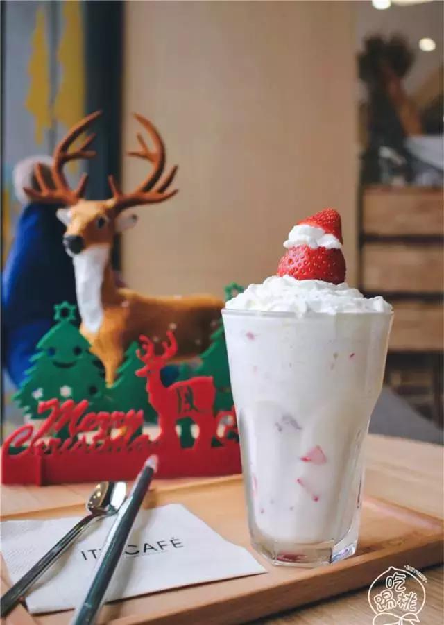 圣诞搞事啊！这杯咖啡竟好喝得我连杯子都吃掉了！