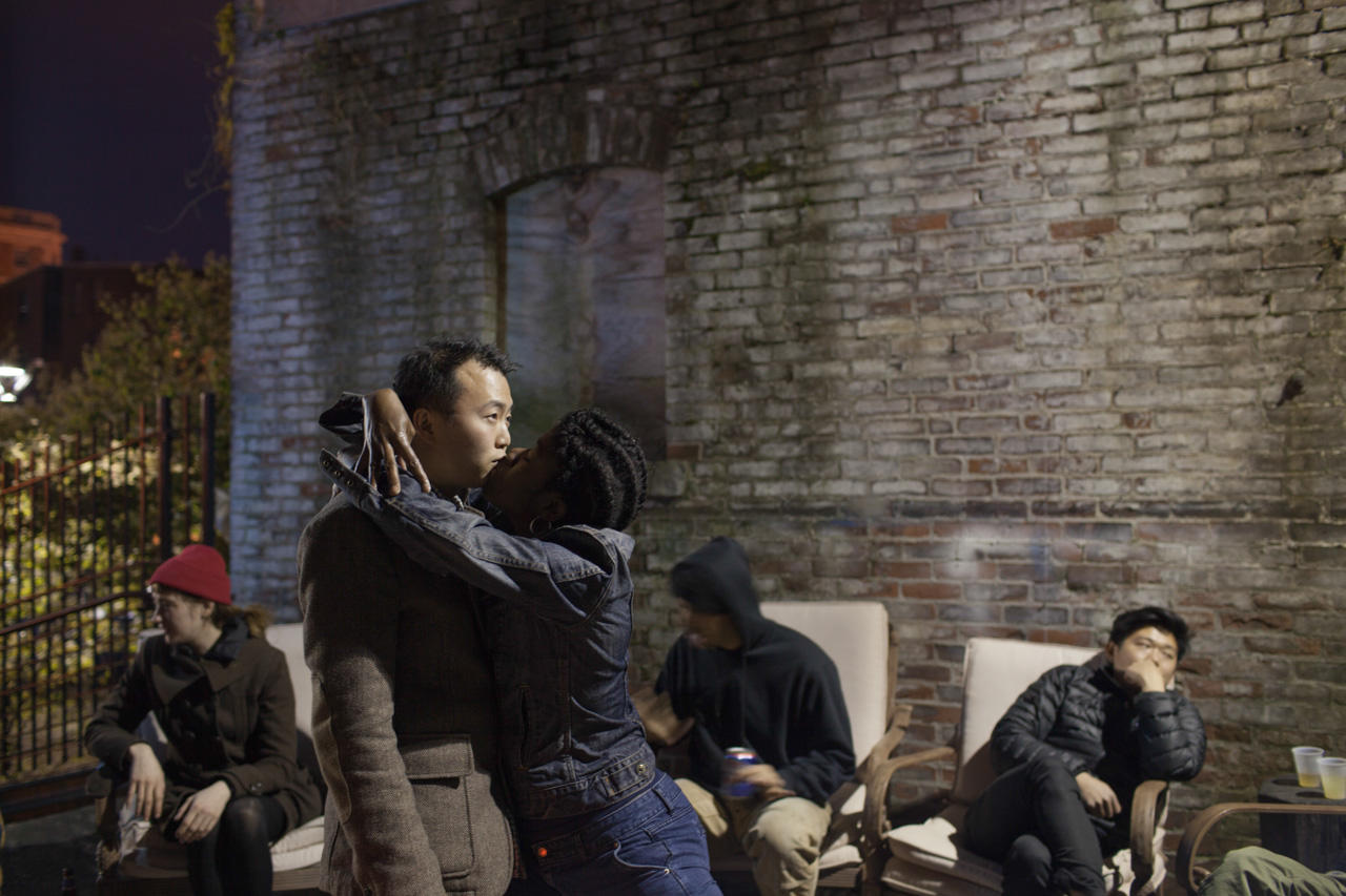 街头摄影师给陌生人拍照谈对象,摄影师街头给陌生人拍照