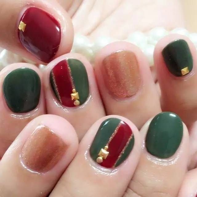 适合圣诞节的美甲你学会了吗,圣诞款美甲来啦简单的法式风