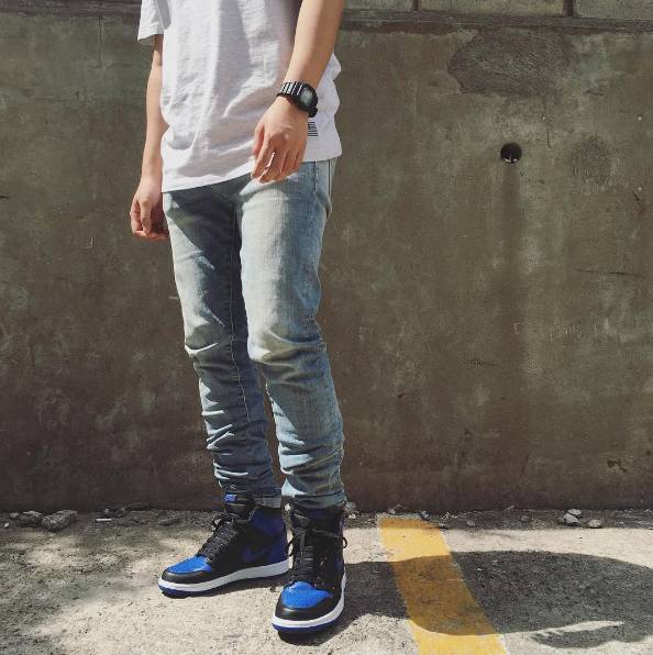 aj1现在哪双鞋值得入手,aj1两双不同配色一脚穿一只