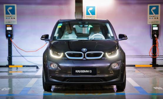 逛会儿来福士，顺便给你的宝马充个电