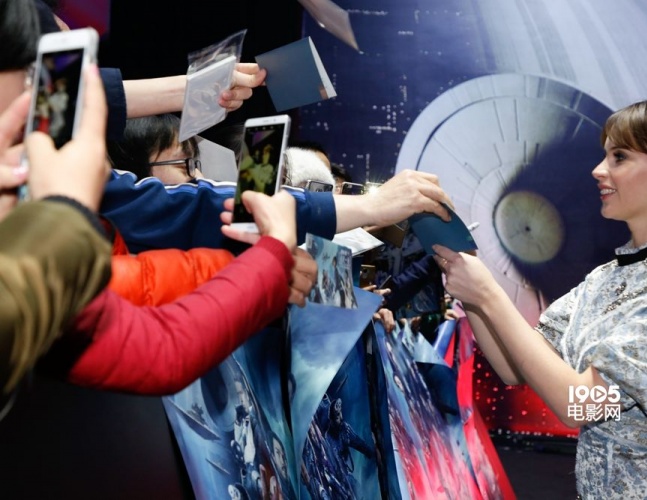 姜文《侠盗一号》红毯人气高菲丽希缇蓝裙优雅