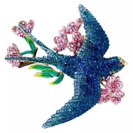 驼色大衣戴胸针,黑色大衣适合戴的胸针