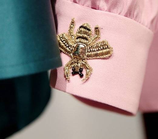 驼色大衣戴胸针,黑色大衣适合戴的胸针