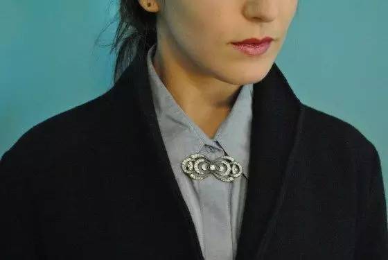 驼色大衣戴胸针,黑色大衣适合戴的胸针