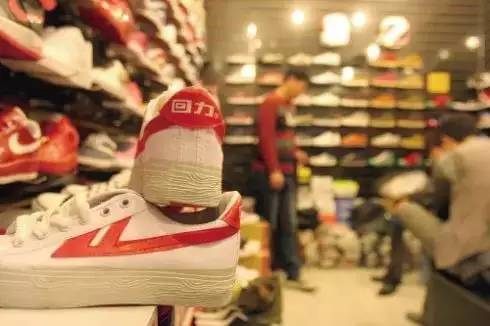 经典的帆布鞋这样搭配最舒服,帆布鞋真的很百搭怎么穿都不过时