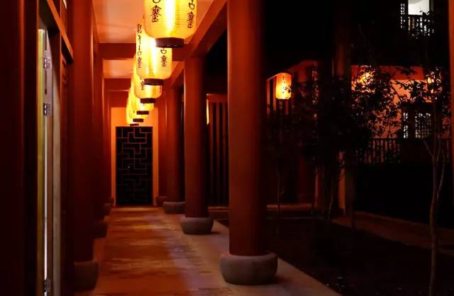 一个长得像李小龙的男人，在长泰一村子里，建了个千与千寻的奇幻世界