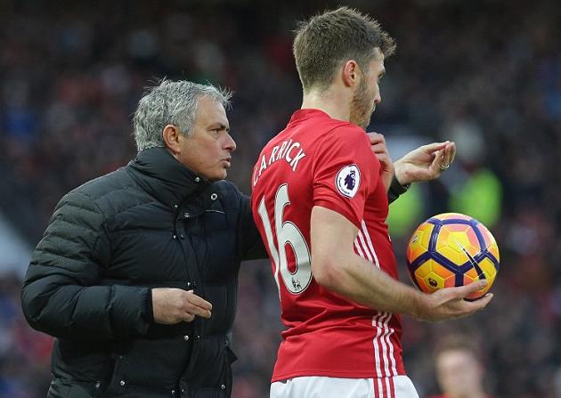 邮报：曼联老将卡里克寒风中享用冰激凌