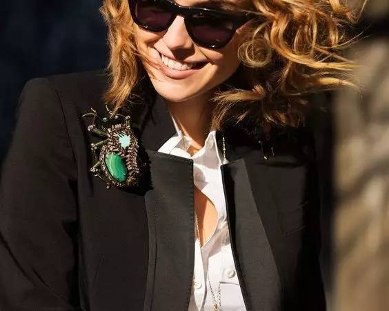 驼色大衣戴胸针,黑色大衣适合戴的胸针