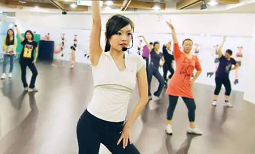 紧致腰部和腿部的健身操教学