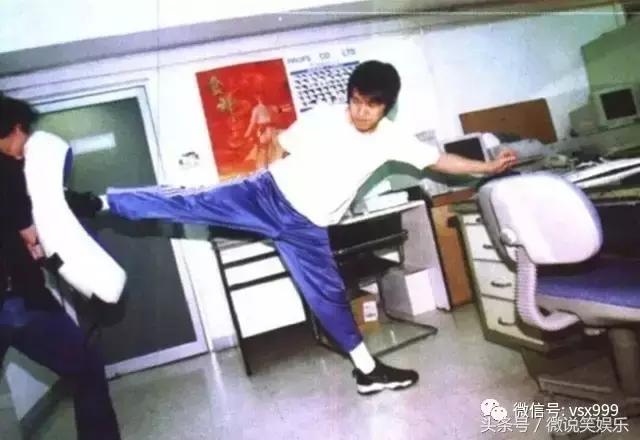 李小龙和周星驰的师傅,周星驰李小龙动作对比喜剧之王