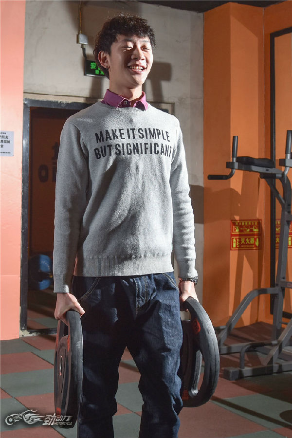 被美女瑜伽教练幸福的“折磨”着