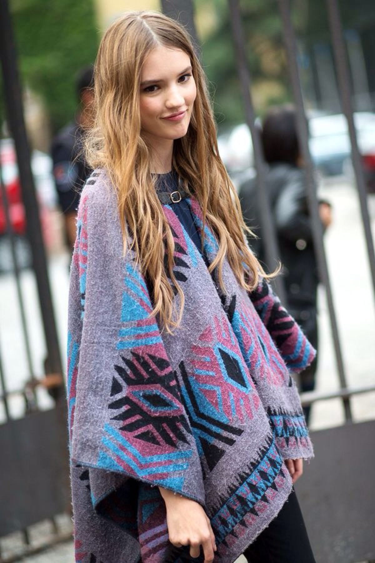 围巾穿出时髦范,时髦的围巾系法