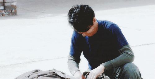 要被靳东的角色蒙蔽了双眼,他本人只有四岁,不能再多!