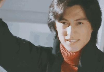 要被靳东的角色蒙蔽了双眼,他本人只有四岁,不能再多!