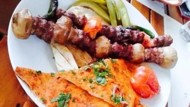 迪拜王子开车去沙漠越野,沙漠越野迪拜沙漠汽车赛