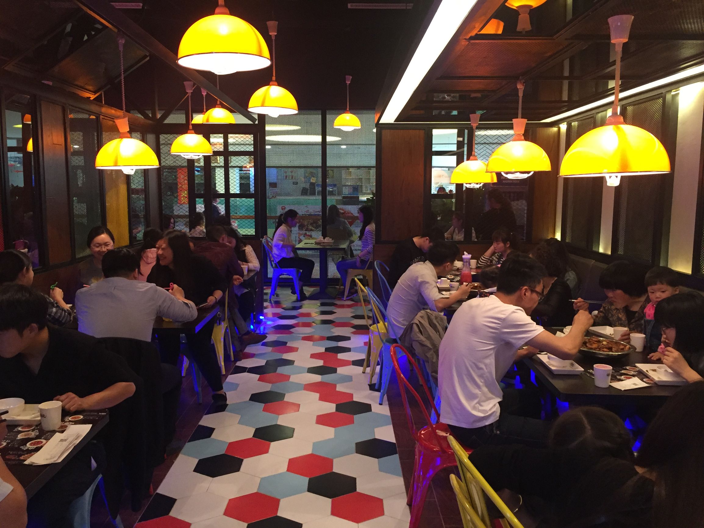 这家肉蟹煲味美价廉，周末聚餐首选！