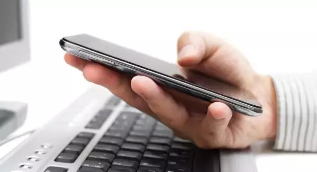 手机玩多了大拇指疼痛一招搞定,手机玩多了小拇指变形疼痛