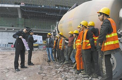 除夕车票今开抢，农民工订票谁来帮