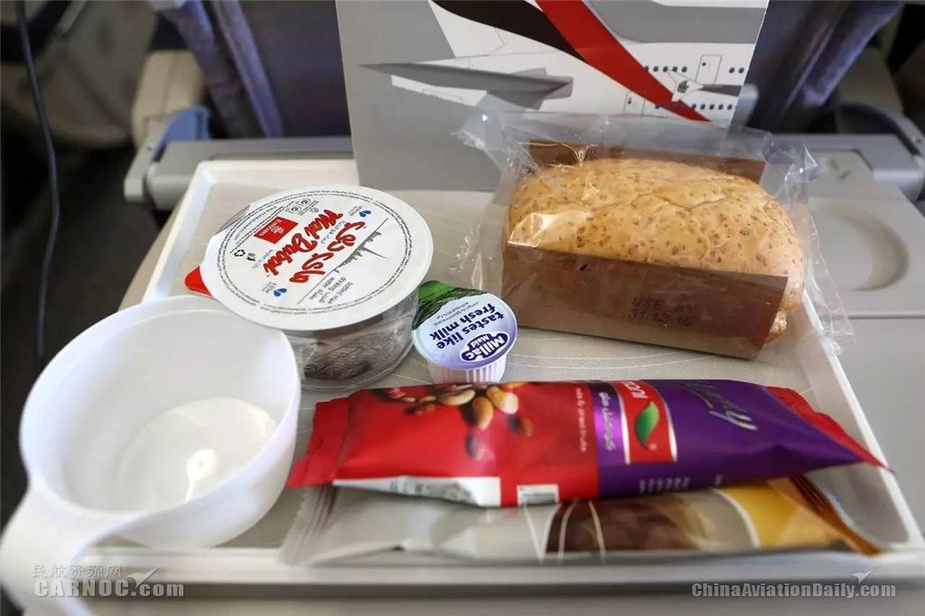 阿联酋航空a380上海,阿联酋航空a380空姐关舱门