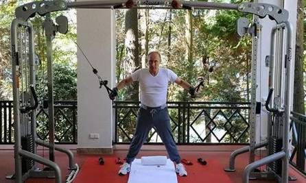 靠奢侈品提高身价蠢吗,靠奢侈品赚钱吗