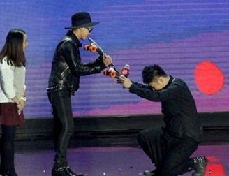 权志龙戴手表视频,韩星李洙赫权志龙