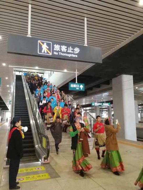 “曲靖号”昆明始发终至深圳齐品春夏秋冬之美