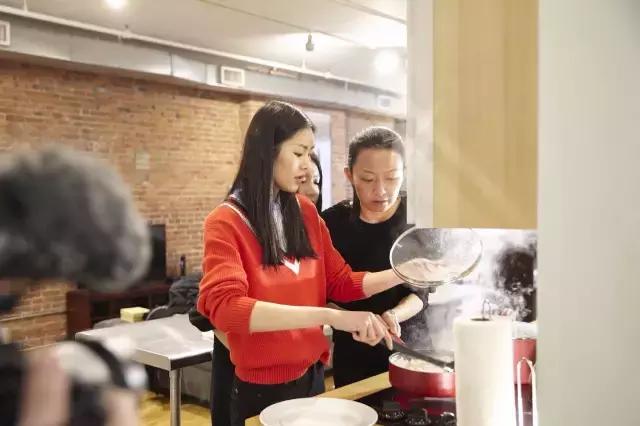 陈乔恩刘雯宋佳争着穿,那些年丑哭的国产牌子终于时髦上天!