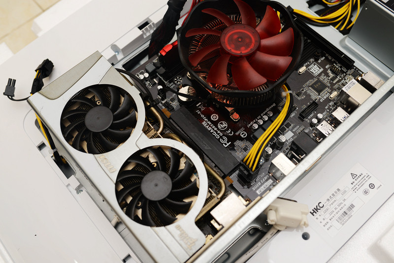 破天荒！HKCX320一体机带曲面屏，性能还能秒台式机