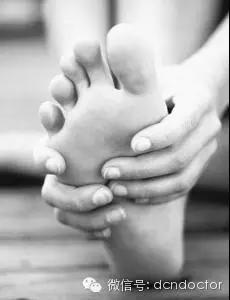 中医骨科小针刀治疗足跟痛,足跟痛看骨科好还是疼痛科好