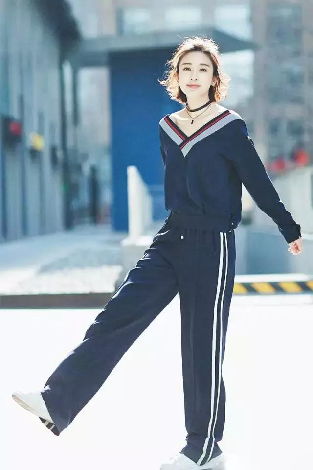 看杨幂职场着装如何搭配,袁姗姗和杨幂同款运动装