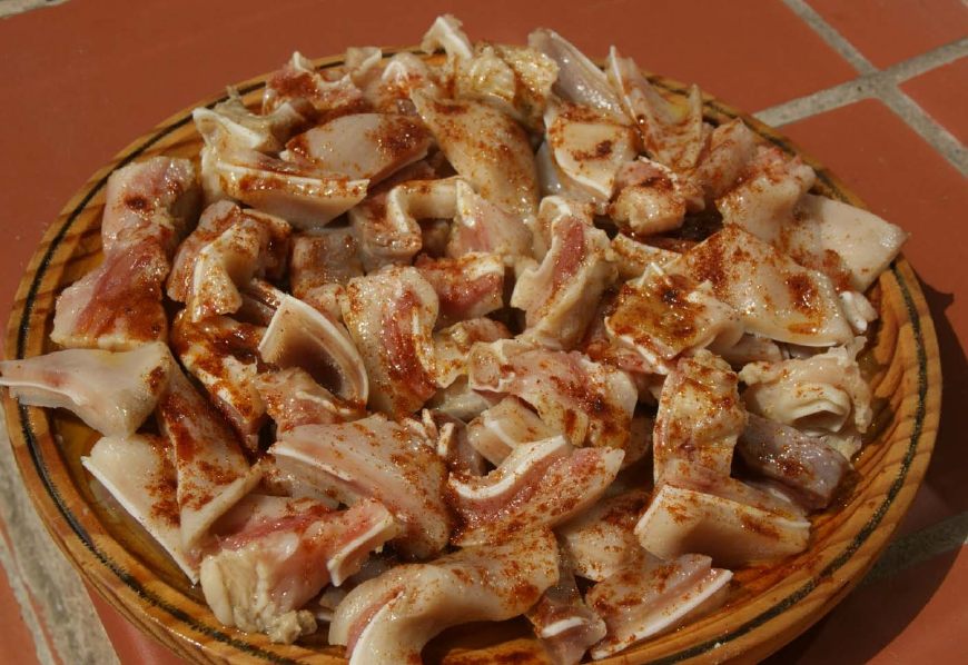 西班牙人爱吃啥,西班牙人吃生猪肉