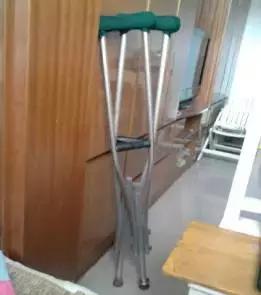 扶拐方法,扶拐行走的正确方式