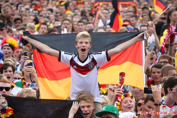 去国外领养难民孩子到中国困难吗,巴西贫民窟孩子的足球水平