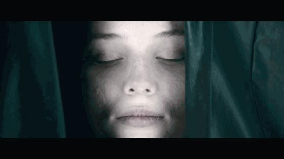 这具尸体一动不动，却制造了年度恐怖大戏！