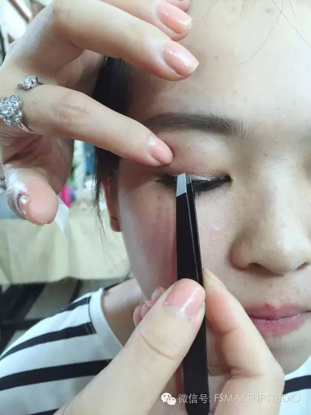 单眼皮双眼皮一单一双,单眼皮调整眼型的方法