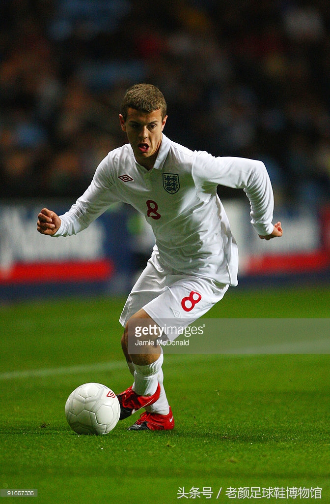 足球鞋阿迪和耐克谁更强,足球鞋耐克暗杀系列