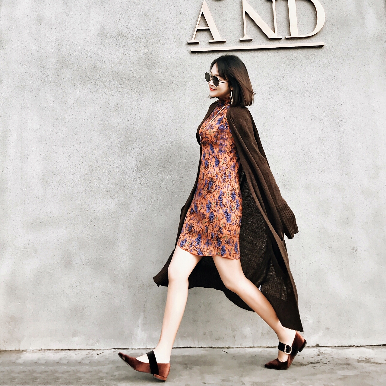 白色针织开衫搭配什么羽绒服好看,羽绒服内搭针织衫