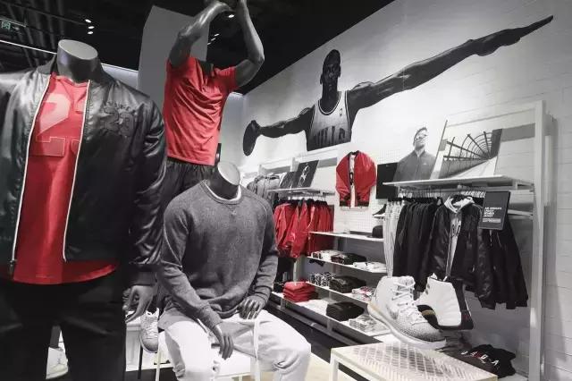 我们带着MeloM13来到即将重装开业的NIKE体验店