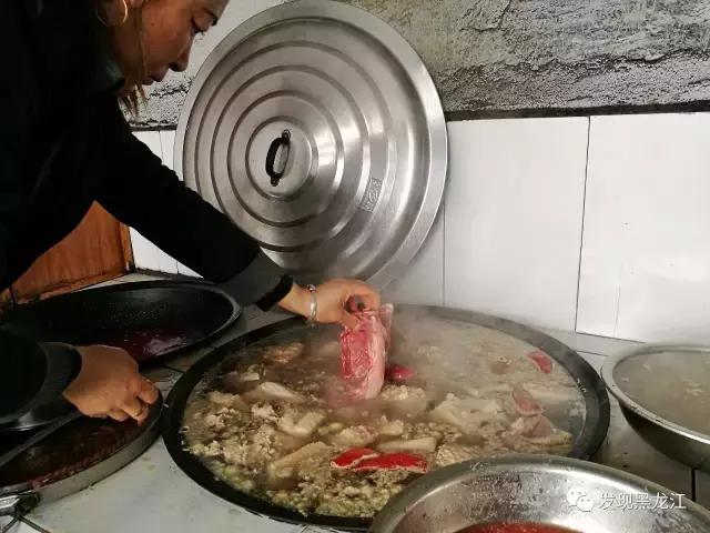 现场实拍农村一家人杀年猪全过程,东北农村真实生活杀年猪