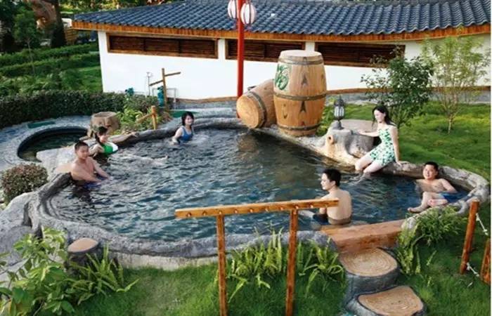 泡温泉上档次,冬天温泉真舒服