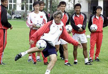 国足十二强赛丢球,足协国足失利道歉