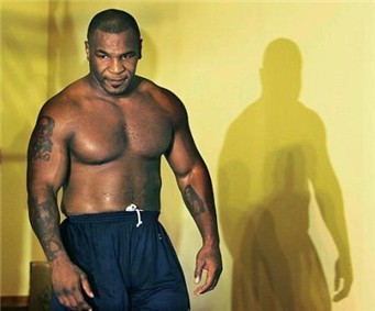 泰森以前打拳咬人耳朵,泰森咬人耳朵是哪一年