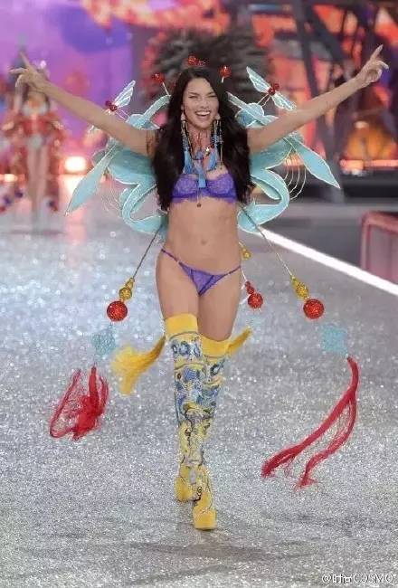 看中国维密超模反应视频,歪果仁看张靓颖维密秀