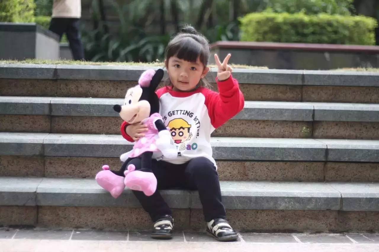 读者来稿丨抱着邦尼兔睡觉、拎着定型枕逛街、在公园里给土豆推秋千……小朋友的安抚物大集合！