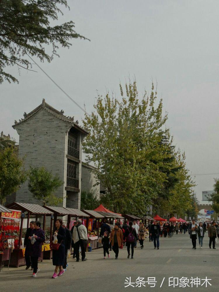 陕北俊俏女子勇闯袁家村大嘴吃四方