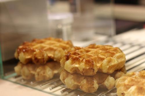 老板，一杯热朱古力，一份烈日窝夫+士多啤梨酱······