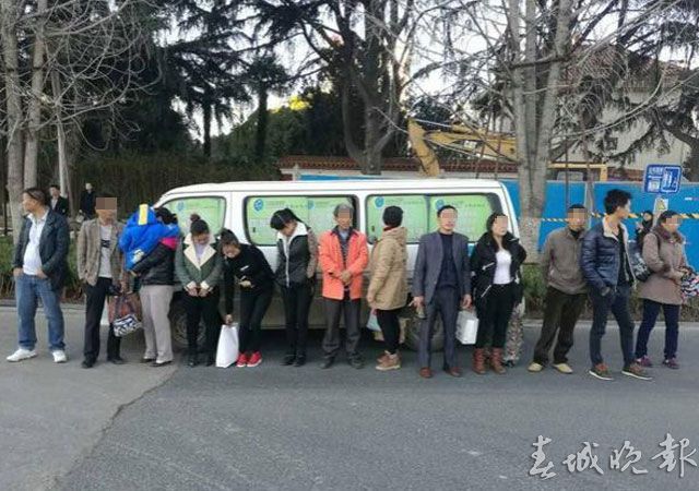 微面当“黑的”还超载3外地车来昆赚“外快”全被查!